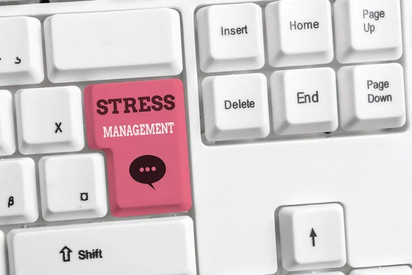 Tekst teken dat stress beheer weergeeft. Conceptuele foto methode om stress en de effecten ervan te beperken door te leren hoe wit PC-toetsenbord met leeg notitie papier boven witte achtergrond sleutel Kopieer ruimte. — Stockfoto