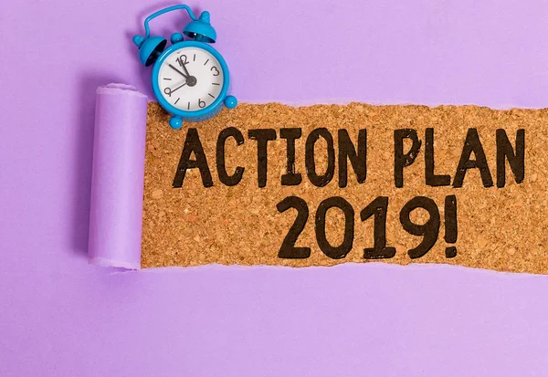 Γράφοντας Σημείωση που δείχνει το σχέδιο δράσης 2019. Επιχειρηματική φωτογραφία που προτείνει προτεινόμενη στρατηγική ή πορεία δράσεων για το τρέχον έτος. — Φωτογραφία Αρχείου