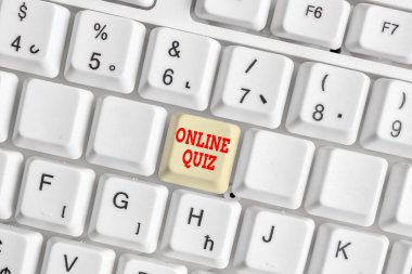 Online Quiz gösteren kavramsal el yazısı. Beyaz arka plan üzerinde not kağıdı ile Internet Beyaz pc klavyede yayınlanan iş fotoğraf vitrin oyunu veya bir zihin sporu.