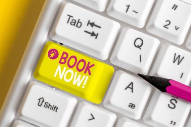 Şimdi Kitap'ı gösteren metin işareti. Zaten beyaz arka plan tuşu kopyalama alanı üzerinde boş not kağıdı ile Beyaz pc klavye satın almış çünkü yer garanti kavramsal fotoğraf.