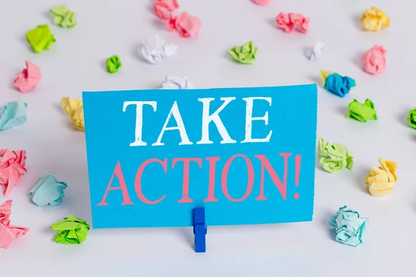 Schrijf notitie met actie ondernemen. Zakelijke fotopresentatie doen iets ambtenaar of gecoördineerd te bereiken doel met probleem gekleurd verfrommeld papier lege herinnering witte vloer wasknijper. — Stockfoto