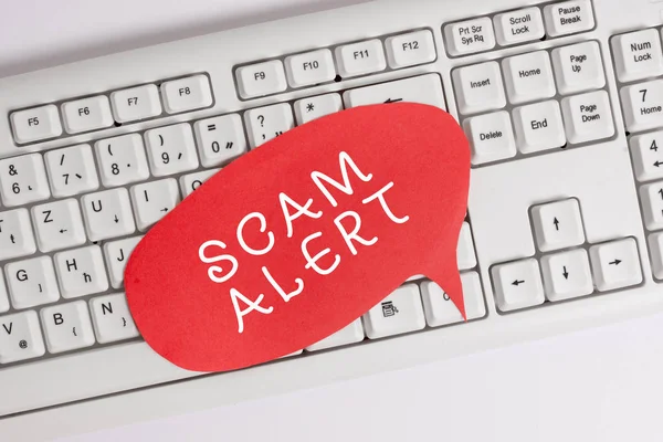 Handgeschreven tekst schrijven Scam Alert. Concept betekent ongevraagde e-mail die het vooruitzicht van een koopje lege kopie ruimte beweert rode notitie papier Bubble boven PC-toetsenbord voor tekstbericht. — Stockfoto