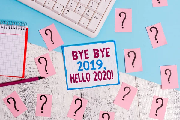 Pisanie notatki pokazano Bye bye 2019 Hello 2020. Business Photo showobudowy pożegnanie z ubiegłego roku i powitanie kolejny dobry jeden pisanie narzędzi i nabazgrał papieru na szczycie drewnianego stołu. — Zdjęcie stockowe