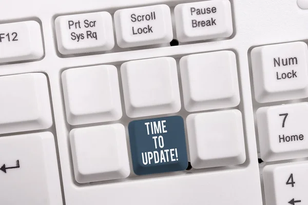 Escritura a mano conceptual que muestra Time To Update. Foto de negocios mostrando este es el momento adecuado para hacer algo más moderno nuevo teclado blanco PC con papel de nota sobre el fondo blanco . — Foto de Stock