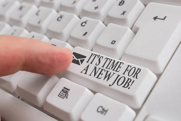 Texte d'écriture de mot Il est temps pour un nouveau travail. Concept d'entreprise pour avoir un emploi rémunéré emploi régulier Clavier pc blanc avec papier de note vide au-dessus de l'espace de copie de clé de fond blanc . — Photo