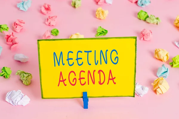 Word writing text Meeting Agenda. Geschäftskonzept für Gegenstände, die Teilnehmer hoffen, bei einem Treffen zu erreichen Farbige zerknüllte Papiere leeren Erinnerung rosa Fußboden Wäscheklammer. — Stockfoto