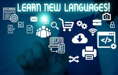 Yeni Diller Öğren'i gösteren not yazma. Akıllı cihaz kullanarak sunan yabancı lang Erkek insan giyim resmi takım elbise iletişim yeteneği geliştirme gösteren İş fotoğraf.