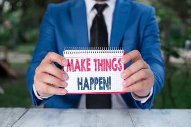 Kelime yazma metni Make Things Happen. Sizin için iş kavramı bunu başarmak için zor çaba lar yapmak zorunda kalacak Adam önünde kopya alanı ile boş kağıt tutar.