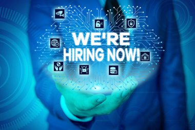 Kelime yazma metni Biz Şimdi İşe Konum. Son zamanlarda birini istihdam etmek veya belirli bir iş yapmak için birisi ödemek için İş konsepti Erkek giyim resmi iş elbisesi akıllı cihaz kullanarak sunum sunan.