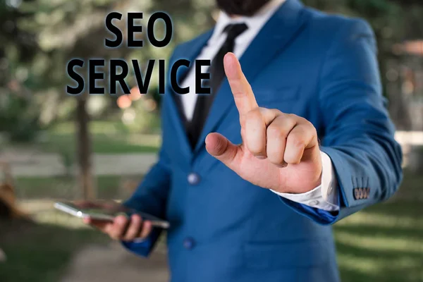 Szó szövegírás SEO szolgáltatás. Üzleti koncepció a technikák és eljárások, hogy növelje a weboldal láthatóságát üzletember mutatott ujját előtte. — Stock Fotó