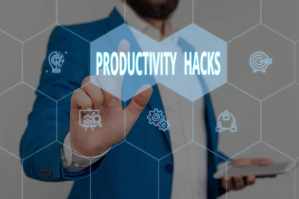 Signo de texto que muestra Hacks de productividad. Trucos de fotos conceptuales que se hacen más en la misma cantidad de tiempo Traje de trabajo formal de desgaste humano masculino que presenta la presentación utilizando un dispositivo inteligente . —  Fotos de Stock