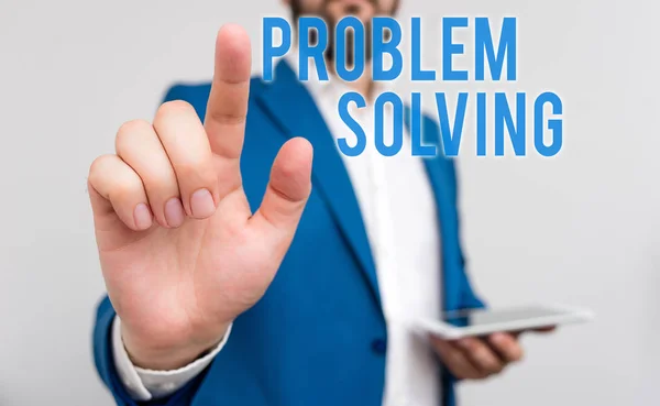 Εννοιολογική γραφή στο χέρι που δείχνει επίλυση προβλημάτων. Διαδικασία του κειμένου των επιχειρήσεων για την εξεύρεση λύσεων σε δύσκολα ή περίπλοκα θέματα ο επιχειρηματίας με το δάχτυλο μπροστά του.. — Φωτογραφία Αρχείου