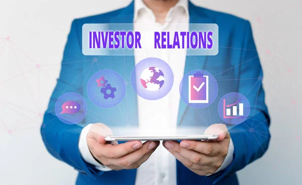 Woord tekst Investor Relations schrijven. Bedrijfsconcept voor de verantwoordelijkheid van de analysisagement dat de financiën mannelijke menselijke slijtage formele werk pak presentatie presenteren met behulp van smartapparaat integreert. — Stockfoto