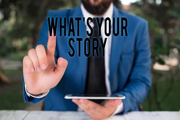 Texto de escritura de palabras What S Is Your Storyquestion. Concepto de negocio para el analizador de preguntar demostrando sobre acontecimientos pasados de la vida Empresario con el dedo que señala delante de él . — Foto de Stock