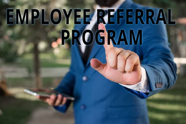 Word tekst schrijven werknemer Referral programma. Business concept voor medewerkers worden beloond voor het introduceren van rekruten zakenman met wijzende vinger voor hem. — Stockfoto