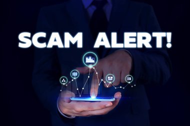 Scam Alert'i gösteren not yazma. İş fotoğraf vitrin hileli kurbandan para elde onu ikna ederek Erkek resmi takım elbise sunum akıllı cihaz sunan giymek.