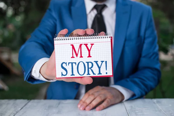 Escribir texto a mano Mi historia. Concepto que significa tus acciones o elecciones de eventos de la vida pasada que hiciste El hombre sostiene papel vacío con espacio de copia frente a él . — Foto de Stock