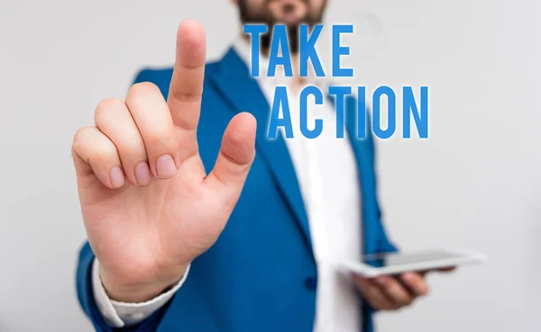 Scrittura concettuale a mano che mostra Take Action. Business photo testo per fare qualcosa oagire al fine di ottenere un particolare risultato Uomo d'affari con il dito puntato di fronte a lui . — Foto Stock