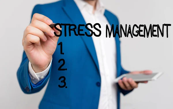 A stressz-kezelést bemutató fogalmi kézírás. Üzleti fotó bemutató módszer korlátozza a stresszt és annak hatásait a tanulási módon üzletember kék lakosztály és fehér inget mutat ujjal. — Stock Fotó