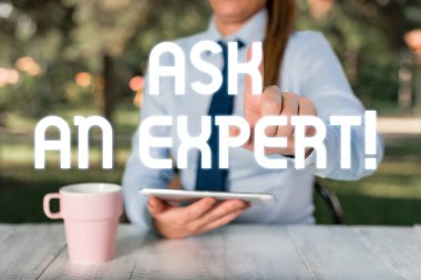 Uzmana Sorun'u gösteren metin işareti. Okuduğunuz kavramsal fotoğraf onayı anlamak ve kurallara katılıyorum Kadın iş kişi masaya oturan ve cep telefonu tutarak.