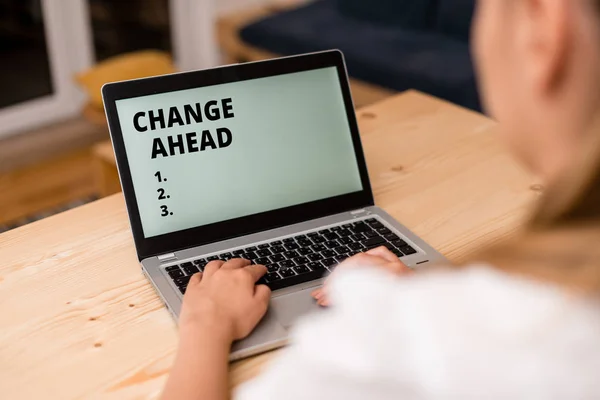 Conceptueel hand schrijven toont verandering vooruit. Zakelijke foto tekst om te vervangen of ruilen voor een andere Word een andere vrouw met laptop smartphone en kantoorbenodigdheden technologie. — Stockfoto