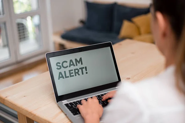 Conceptuele hand schrijven toont Scam Alert. Zakelijke foto tekst frauduleus geld te verkrijgen van het slachtoffer door hem te overtuigen vrouw met laptop smartphone en kantoorbenodigdheden technologie. — Stockfoto