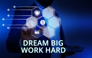 Kelime yazma metin Dream Big Work Hard. Kendinize inan ve hayalleri ve hedefleri takip etmek için İş konsepti Erkek insan giyim resmi iş elbisesi akıllı cihaz kullanarak sunum sunan.