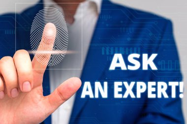 Bir Uzmansa Sor'u gösteren kavramsal el yazısı. Okuduğunuz İş fotoğrafı metin onayı anlamak ve yönergeleri ile katılıyorum Erkek sunum akıllı cihaz sunan resmi iş elbisesi giymek.