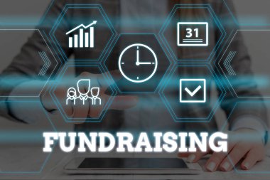 El yazısı metin Fundraising. Belirli bir amaç için para toplama veya üretme kavramı Kadın akıllı cihaz kullanarak sunum sunan resmi iş elbisesi giymek.