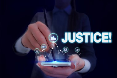 Adalet'i gösteren bir not yazmak. Çakışan iddiaların veya atamaların tarafsız ayarını gösteren iş fotoğrafı Kadın, akıllı cihaz kullanarak sunum sunan resmi iş elbisesi giyer.