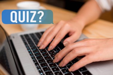 El yazısı metin Quiz Soru. Kavram bireyler veya takımlar arasında rekabet olarak bilgi testi anlamına gelir kadın dizüstü bilgisayar akıllı telefon kupa ofis teknolojik cihazlar malzemeleri.