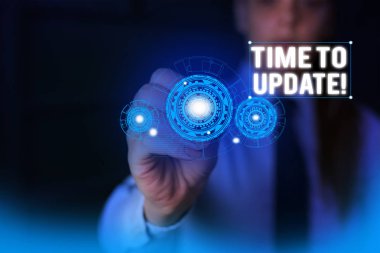 Güncelleştirme Süresini gösteren metin işareti. Kavramsal fotoğraf bu doğru zaman bir şey daha modern yeni Kadın giymek resmi iş elbisesi akıllı cihaz kullanarak sunum sunan giymek.