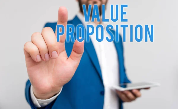 Fogalmi kézzel írásban mutatja Value Proposition. Üzleti fotó szöveg funkció célja, hogy egy cég vagy termék vonzó üzletember ujjal mutatva előtte. — Stock Fotó