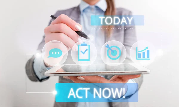 Escritura manual conceptual que muestra Acto Ahora. Texto de la foto de negocios cumplir la función o servir al propósito de tomar acción Hacer algo Traje de trabajo formal de desgaste humano femenino que presenta el dispositivo inteligente . — Foto de Stock