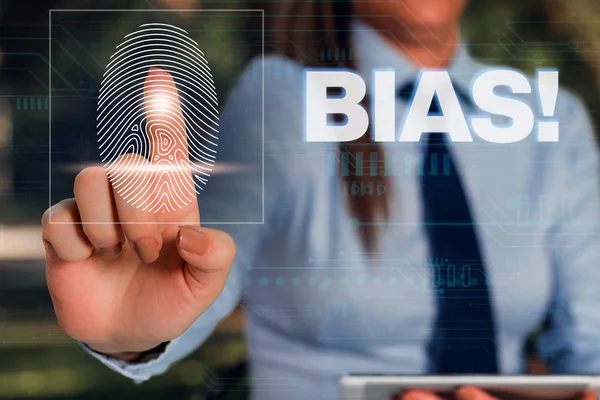 Bias'ı gösteren bir not yazıyorum. Bir gösteri grubu için veya karşı eğilim veya önyargı vitrine İş fotoğraf Kadın akıllı cihaz kullanarak sunum sunan resmi iş elbisesi giymek.