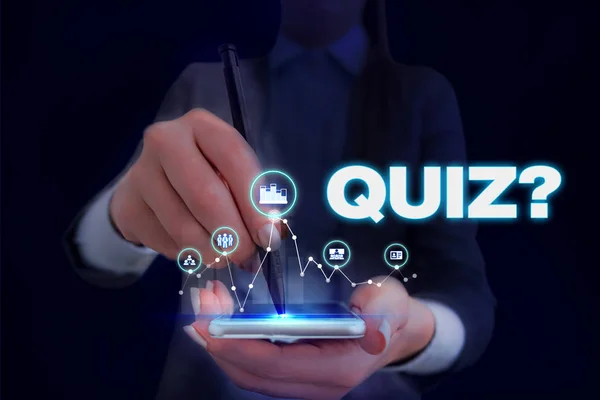 Schreibnotiz mit Quizfrage. Business-Foto präsentiert Wissenstest als Wettbewerb zwischen Einzelpersonen oder Teams Frau tragen formale Arbeitsanzug präsentiert Präsentation mit Smart-Gerät. — Stockfoto