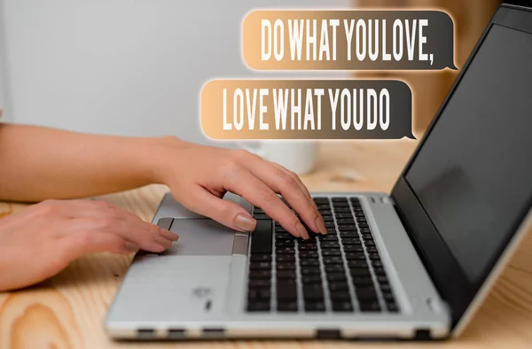 写文字做你爱爱你做什么。商业概念，你能够做的东西，你喜欢它工作的地方更好，然后女性笔记本电脑智能手机杯办公用品 — 图库照片