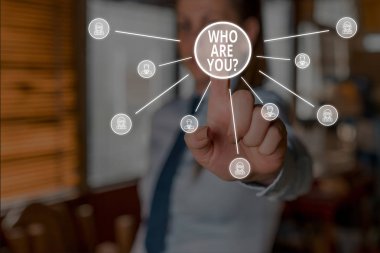 Sen Kimsin Sorusu'nun kavramsal el yazısı. İş fotoğrafı vitrinbirisi kimlik veya gösteren bilgi Kadın giyim takım elbise akıllı cihaz kullanarak sunum sunan.