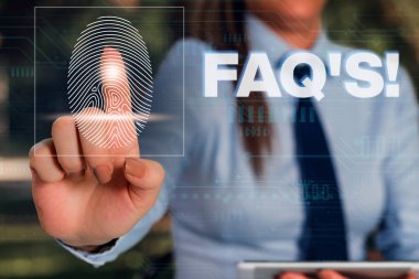 SSS Business fotoğraf vitrini belirli bir konu ile ilgili soru ve cevapların listesini gösteren not yazma Kadın akıllı cihaz kullanarak sunum sunan resmi iş elbisesi giymek.