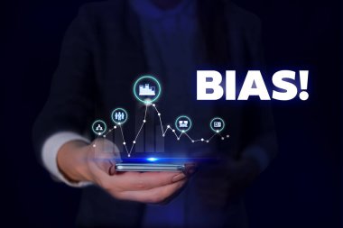 El yazısı metin Bias. Bir gösterici grubuna eğilim veya önyargı anlamına gelen kavram Kadın, akıllı cihaz kullanarak sunum sunan resmi iş elbisesi giyer.