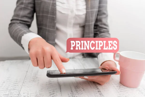 Handgeschreven tekst schrijven principes. Concept betekenis fundamentele waarheid die fungeert als de basis voor een systeem van geloof business concept met mobiele telefoon in de hand. — Stockfoto