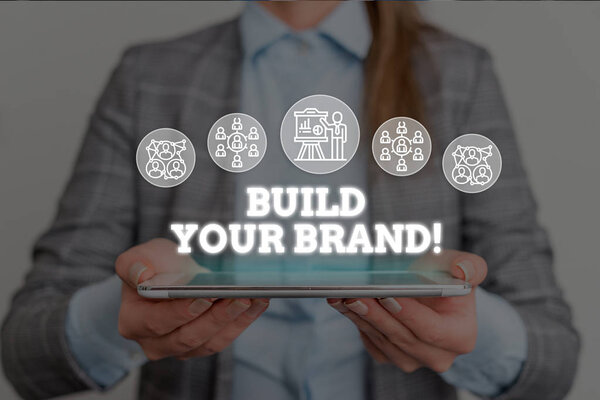 Концептуальный почерк, показывающий Build Your Brand. Текст деловой фотографии создает или улучшает знания клиентов и мнения о продукте Женский костюм работы с презентацией смарт-устройство
.