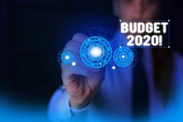 Panneau texte montrant le budget 2020. Estimation conceptuelle des recettes et des dépenses pour l'année prochaine ou en cours Les femmes portent un costume de travail formel présentant une présentation à l'aide d'un appareil intelligent . — Photo