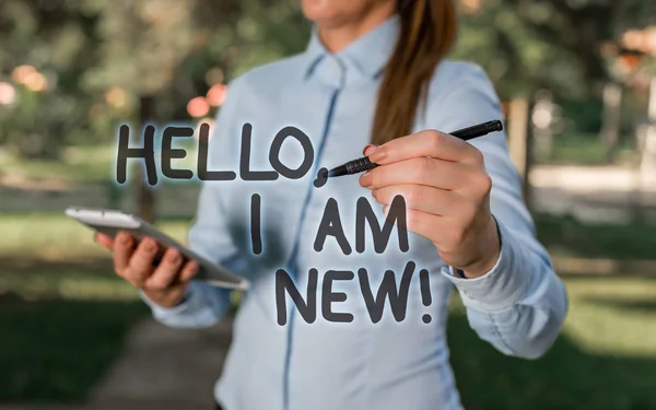 Escrita conceitual mostrando Hello I Am New. Texto de foto de negócios usado como saudação ou para iniciar uma conversa telefônica Mulher de camisa azul apontando com o dedo para o espaço vazio . — Fotografia de Stock