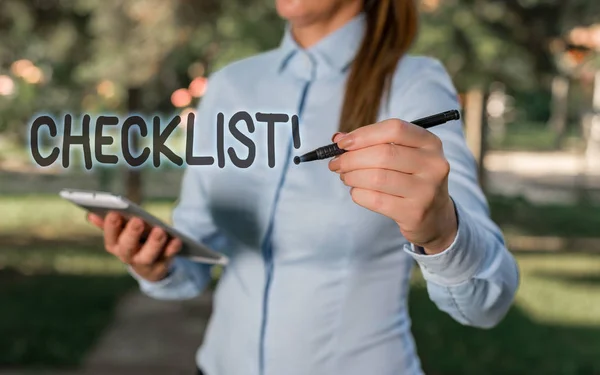 Conceptuele hand schrijven met de controlelijst. Zakelijke foto tekstlijst items vereist dingen worden gedaan of punten beschouwd als vrouw in een blauw shirt wijzend met haar vinger in lege ruimte. — Stockfoto