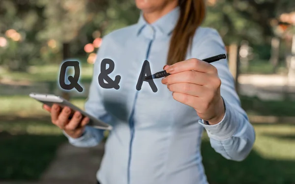 Konceptuella handskrift visar Q och A. affärs foto text definieras som frågor som ställs och svar kvinna i en blå skjorta som pekar med fingret i tomma rymden. — Stockfoto