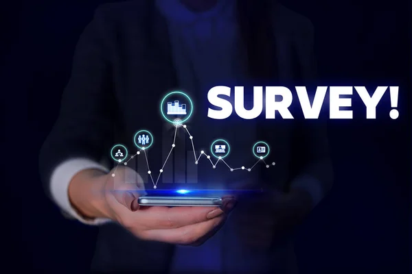 Tekst pisma ręcznego Survey. Koncepcja znaczenia metoda badawcza wykorzystywana do zbierania danych z predefiniowanej grupy kobieta nosi formalne kombinezon roboczy prezentujący prezentację za pomocą inteligentnego urządzenia. — Zdjęcie stockowe