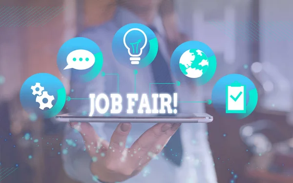 Texte Word Job Fair. Concept d'entreprise pour un événement où les employeurs offrent des informations sur leurs entreprises Costume de travail formel féminin habillement humain présentant présentation utilisation appareil intelligent . — Photo