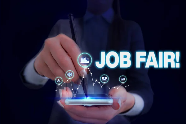 Scrivere una nota che mostra Job Fair. Business photo vetrina evento in cui i datori di lavoro reclutatori danno informazioni ai dipendenti Donna indossare abito da lavoro formale presentazione utilizzando il dispositivo intelligente . — Foto Stock