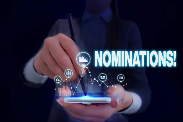 Schrijf notitie met nominaties. Zakelijke fotopresentatie actie van Nominating Committee of staat wordt genomineerd voor prijs vrouw dragen formeel werk pak presentatie presenteren met behulp van smartapparaat. — Stockfoto